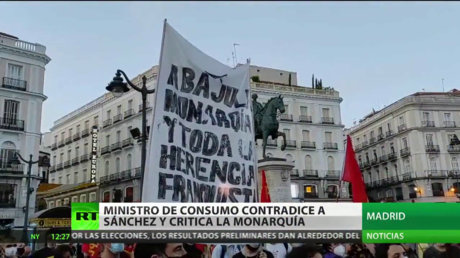 Ministro de Consumo de España critica la monarquía y contradice a Sánchez