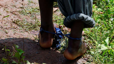 Rescatan a un niño que pasó más de dos años encadenado por sus padres en un cobertizo de animales (VIDEOS)
