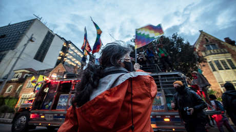 Indígenas colombianos desplazados por la violencia viven en un parque de Bogotá en plena pandemia
