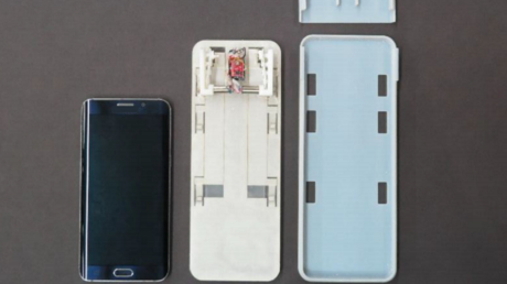 VIDEO: Desarrollan una funda robótica con patas mecánicas con la que los celulares pueden arrastrarse hasta un puerto de carga inalámbrico