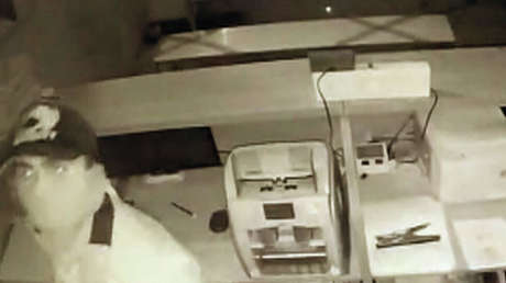 Un asaltante muere al cortarse el cuello accidentalmente сuando robaba un banco