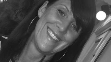 Un adolescente de 17 años mata a una profesora y traslada su cuerpo en un contenedor hasta un cementerio