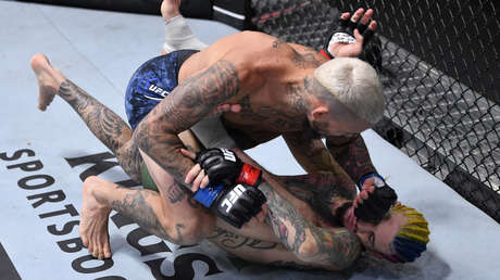 VIDEO: Joven estrella de la UFC sufre una lesión, es noqueado por su rival ecuatoriano en el primer asalto y abandona el octágono en camilla