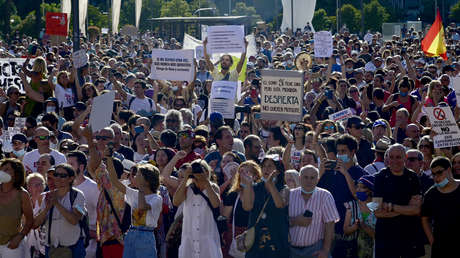 'Antimascarillas' y negacionistas del coronavirus se manifiestan en Madrid con el apoyo de Miguel Bosé