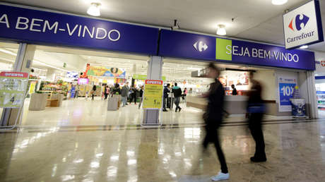 Un hombre muere en un supermercado y cubren el cadáver con sombrillas mientras la tienda permanece abierta (FOTO)