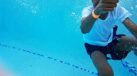 "Fueron 30 segundos de descuido": Un niño de 3 años salva a su amigo que se ahogaba en una piscina (VIDEO)