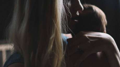 Una madre irrumpe en la casa de sus vecinos para llevarse un bebé de 9 meses (VIDEO)