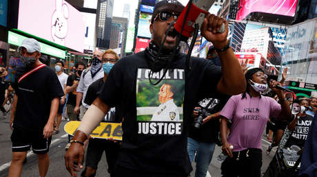 VIDEO: Momento en que un policía es noqueado aparentemente con un ladrillo durante los disturbios en Wisconsin