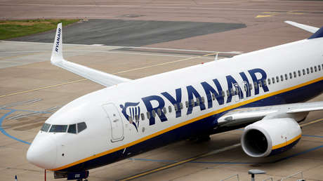 VIDEO: Pasajero de un avión recibe un mensaje de que dio positivo por coronavirus y es sacado por bomberos con trajes de protección