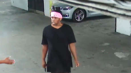 VIDEO: Un hombre es salvajemente apuñalado en un estacionamiento de Nueva York