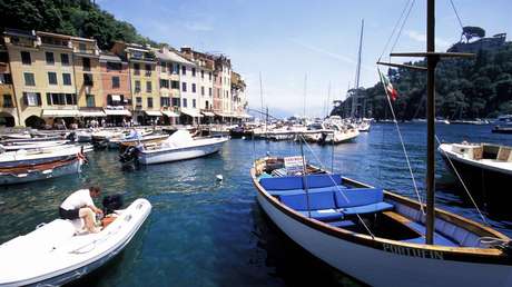 VIDEO: Explosión de una lancha lanza al aire a una mujer que estaba repostándola en un puerto de Italia