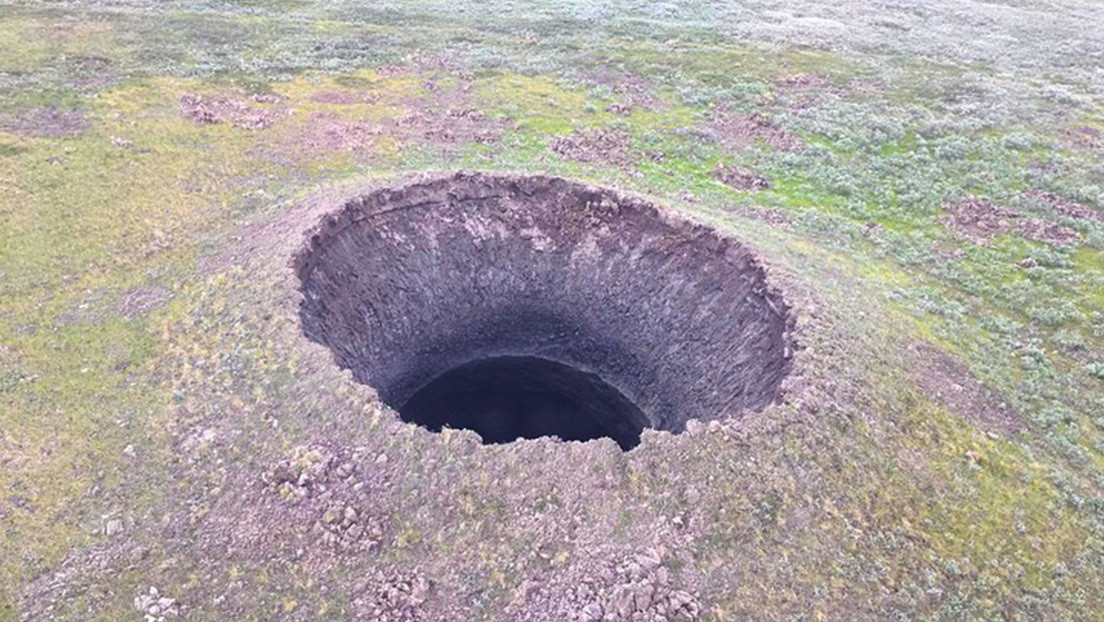 Hallan un nuevo cráter de grandes dimensiones en los suelos de permafrost en Siberia (VIDEO)
