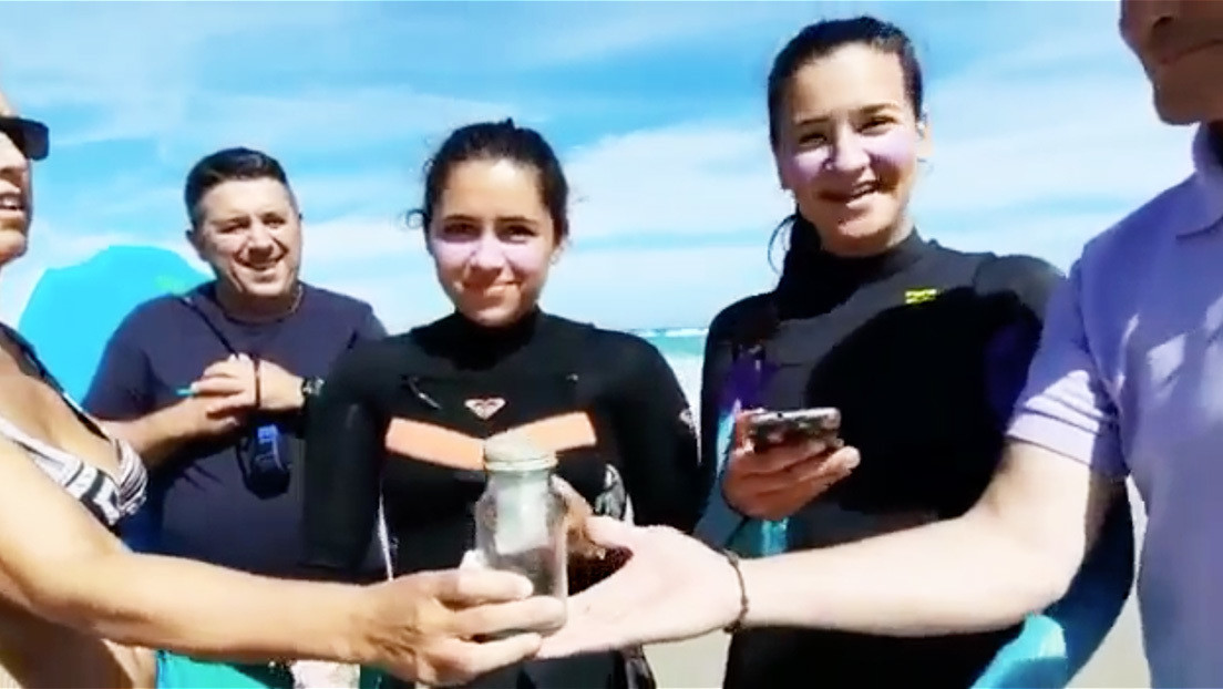 Una botella con cenizas humanas cruza el océano y da comienzo a una amistad
