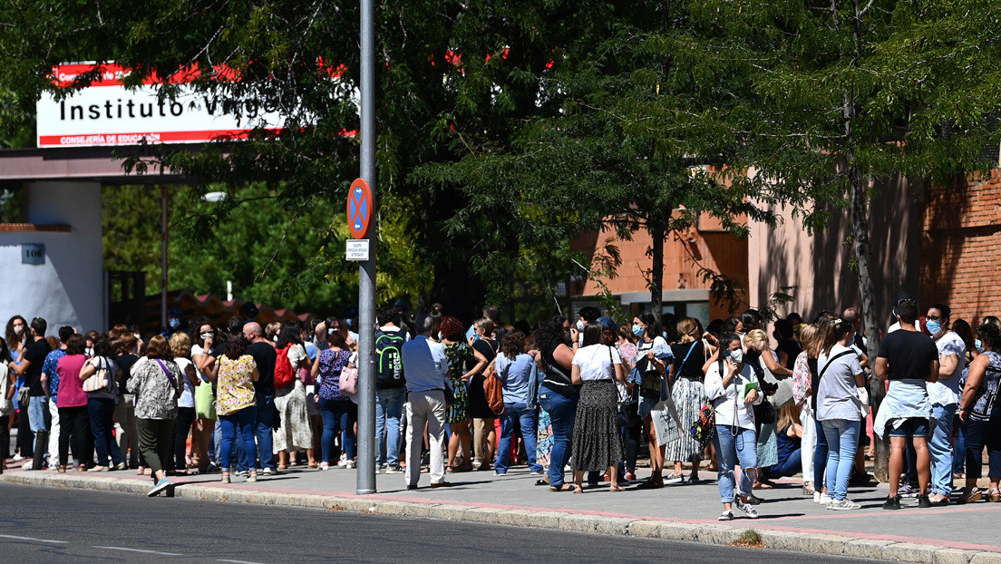 Colas kilométricas, aglomeraciones y caos: indignación por la gestión de las pruebas serológicas a los profesores en Madrid