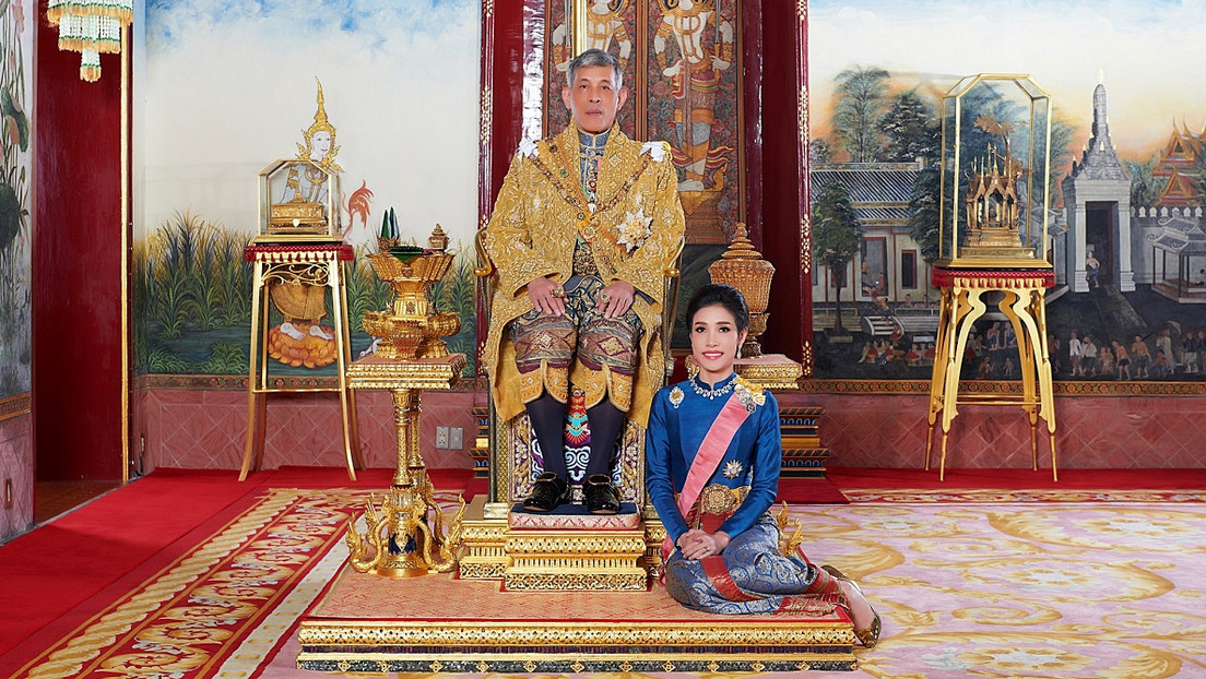 El rey tailandés reinstala a su consorte 10 meses después de despojarla de sus títulos por deslealtad al monarca