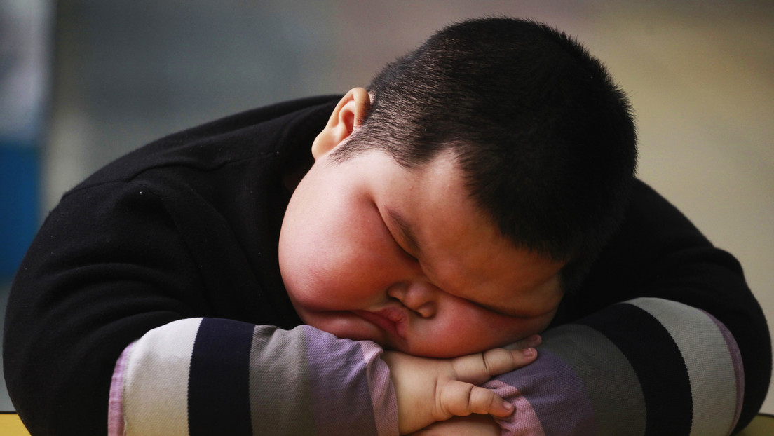 Demasiado tiempo frente a una pantalla y el poco dormir podrían relacionarse con el sobrepeso infantil