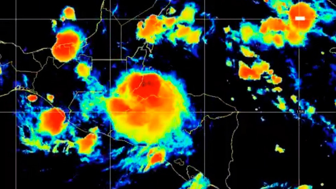 El huracán Nana pierde fuerza al tocar tierra en Belice y avanza hacia Guatemala y México