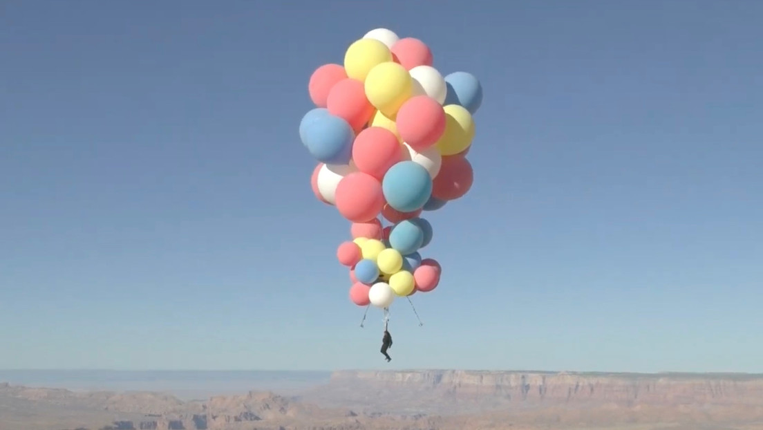 VIDEO: El ilusionista David Blaine asciende a 7.600 metros de altura colgado de 52 globos de helio