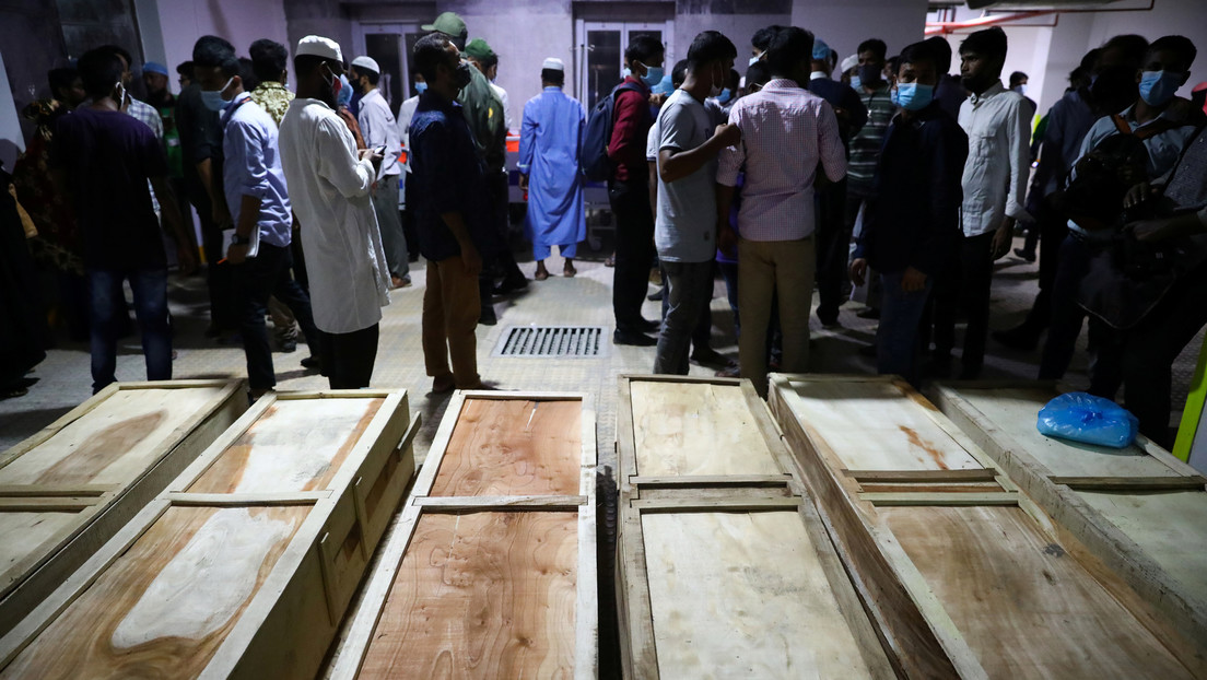 Al menos 19 personas mueren tras una explosión por una fuga de gas en una mezquita de Bangladés