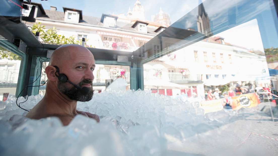 Un austriaco en bañador pasa dos horas y media sumergido en cubitos en hielo
