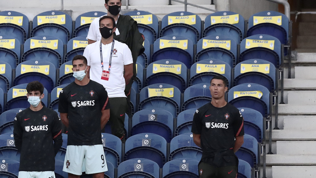 Recriminan a Cristiano Ronaldo por no usar mascarilla en la grada durante un partido de Portugal (VIDEO)