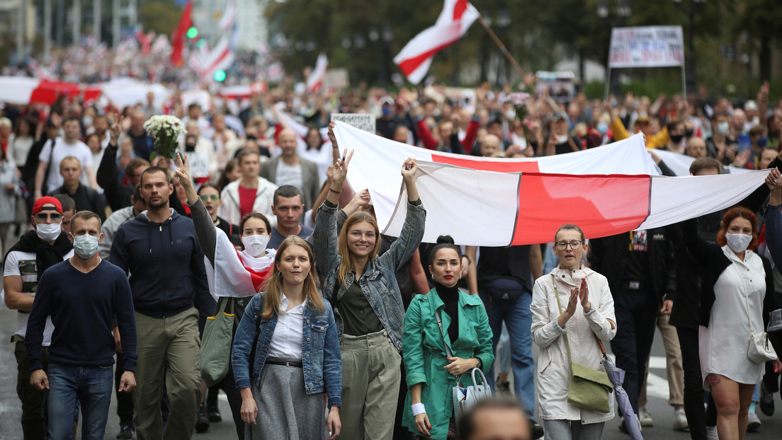 Miles de manifestantes vuelven a las calles por cuarto fin de semana consecutivo en Bielorrusia (VIDEOS, FOTOS)