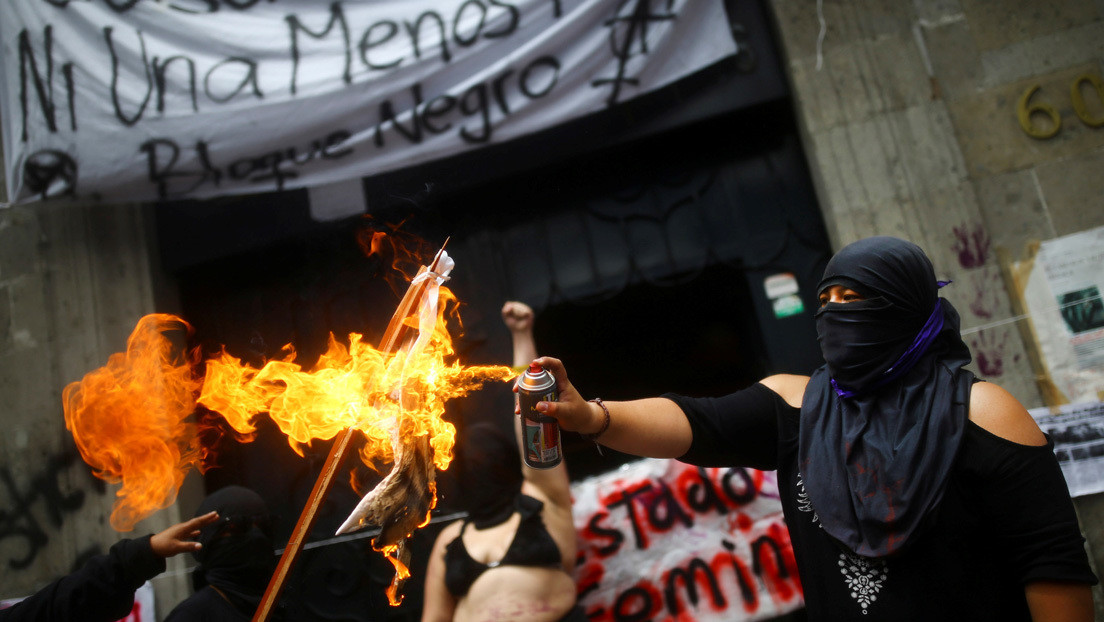 Feministas invaden la Comisión Nacional de Derechos Humanos de México y López Obrador las "regaña" por protestar con violencia