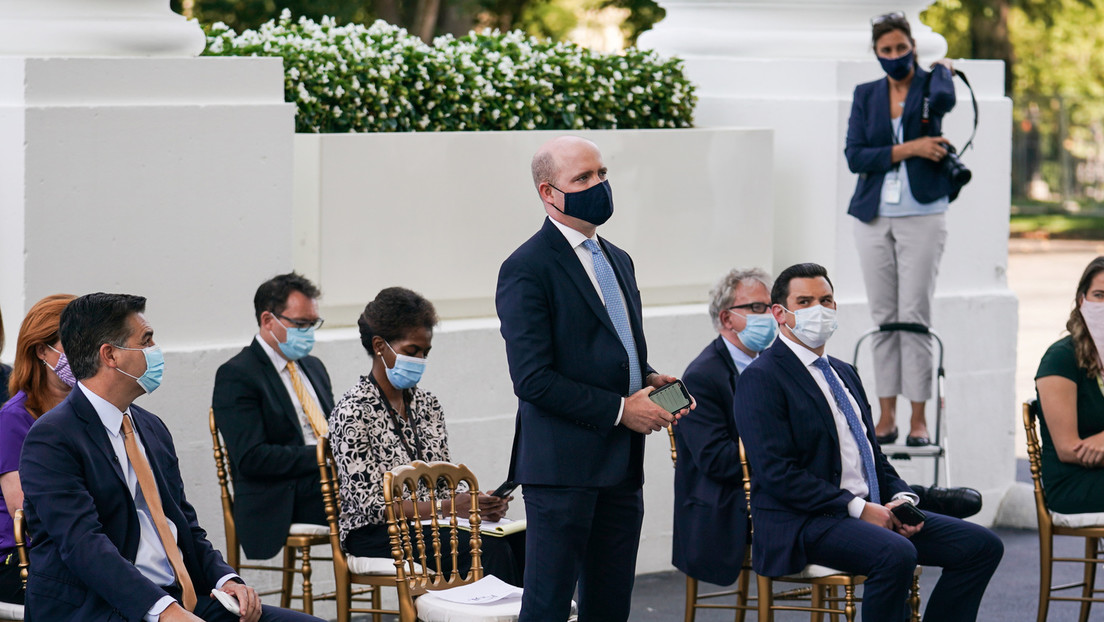 VIDEO: Trump le pide a un periodista que se quite la máscara y este se niega