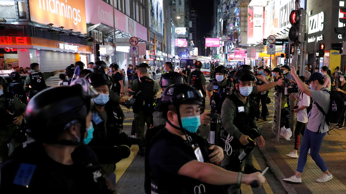 VIDEO: La Policía antidisturbios de Hong Kong tira al suelo a una niña de 12 años