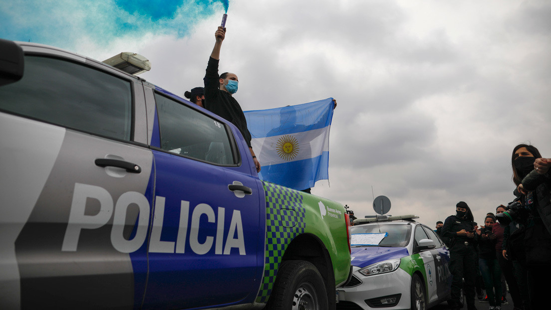 La protesta policial en Argentina eleva la tensión política con patrulleros que rodean la casa presidencial