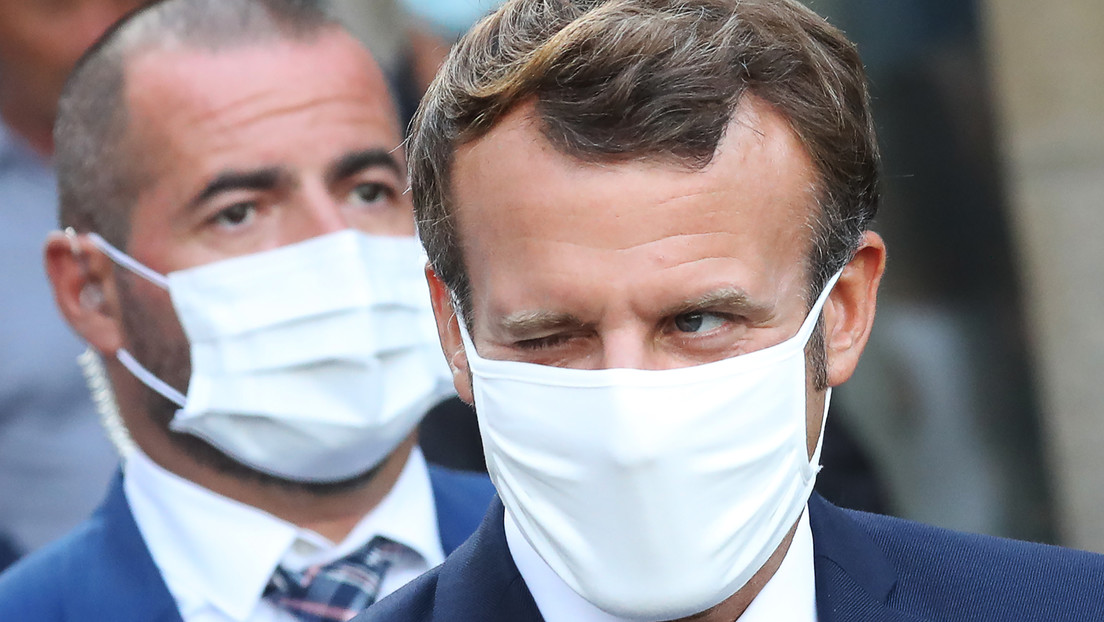 VIDEO: Macron se quita la mascarilla para toser mientras habla con unos estudiantes