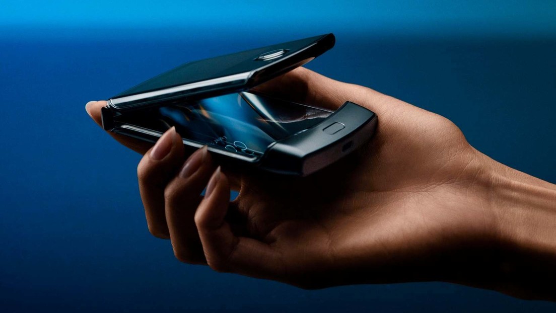 VIDEO: Motorola presenta la nueva versión de su teléfono plegable con soporte 5G que "cabe perfectamente en la palma de la mano"