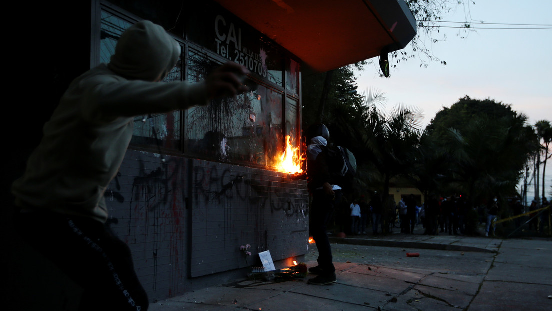 VIDEO: Manifestantes prenden fuego a otra unidad de Policía en Bogotá
