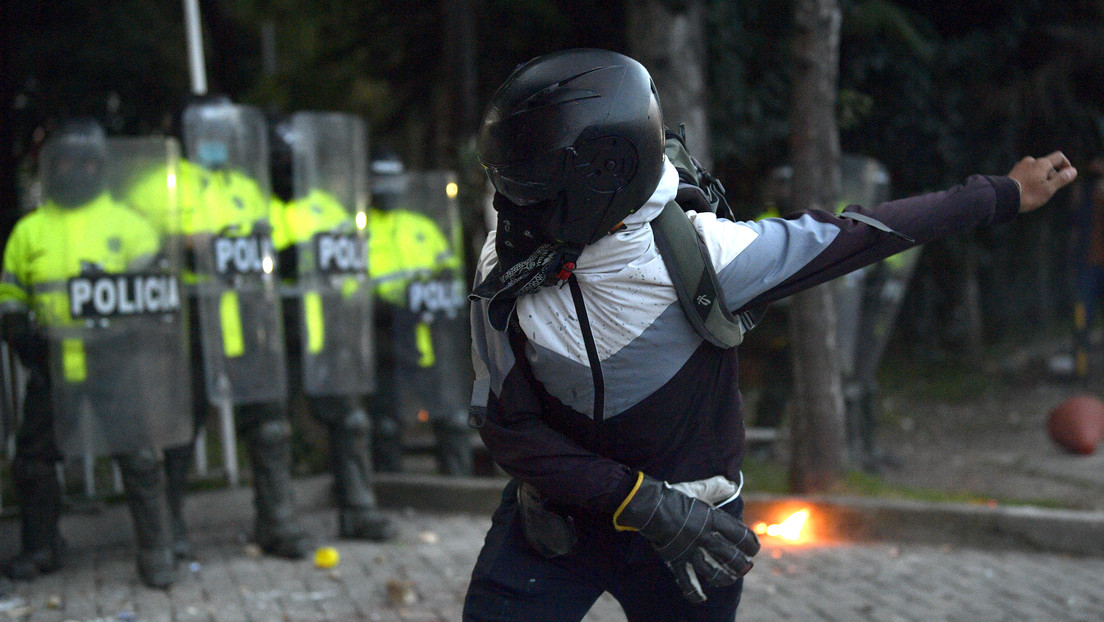 VIDEO: Un agente de la policía colombiana dispara contra manifestantes en Bogotá