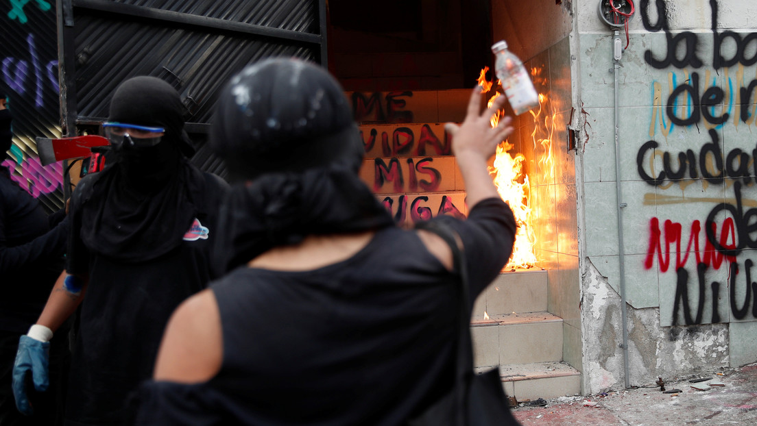 Colectivos feministas prenden fuego a sede de la Comisión de Derechos Humanos del Estado de México tras denunciar abusos policiales