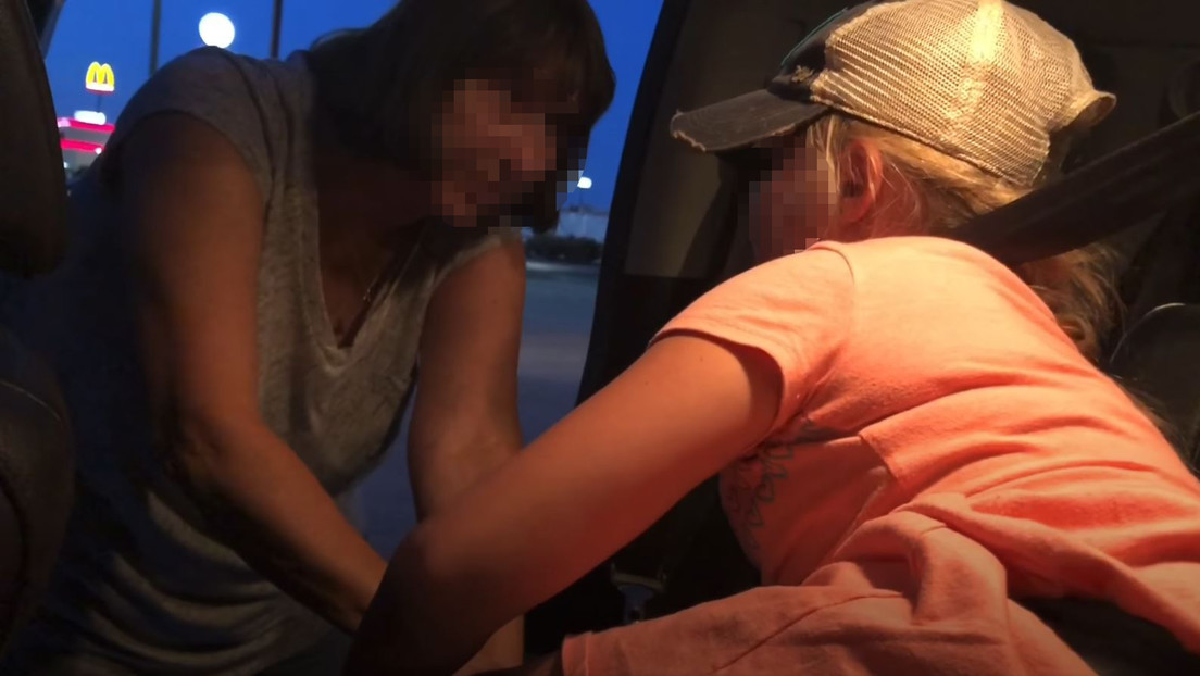 Una niña de 9 años de Texas acusa al novio de su madre de abusar de ella sexualmente, mientras su progenitora lo observaba (VIDEO)