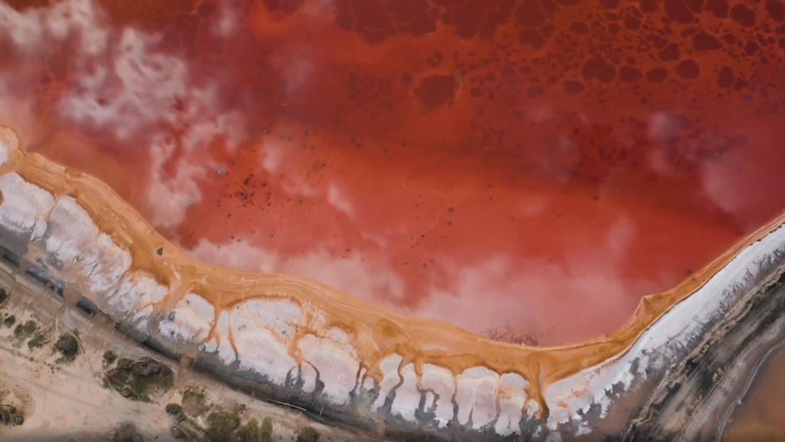 VIDEO: Un impresionante lago rosado en Siberia a vista de dron