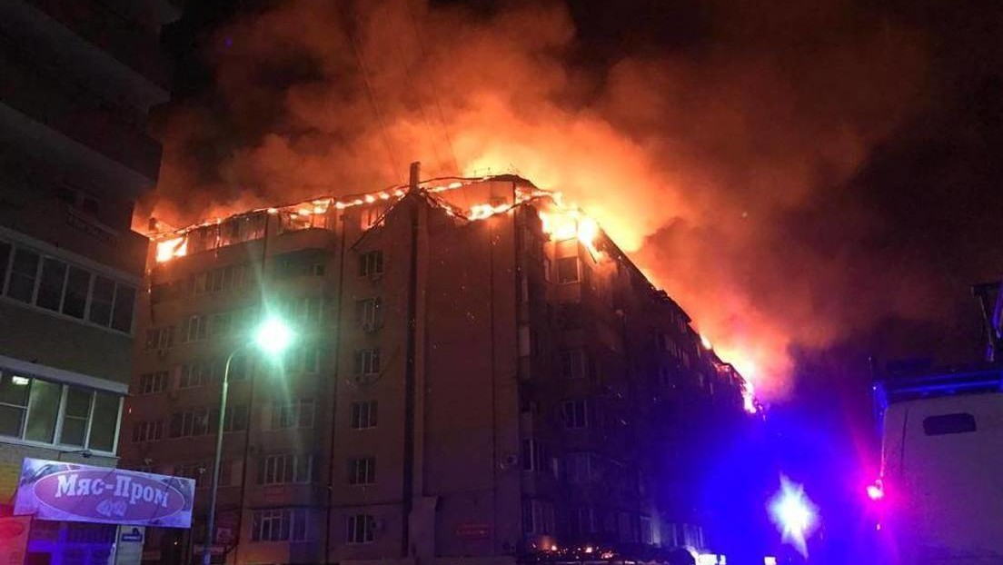 VIDEOS: Gran incendio en un edificio residencial en la ciudad rusa de Krasnodar