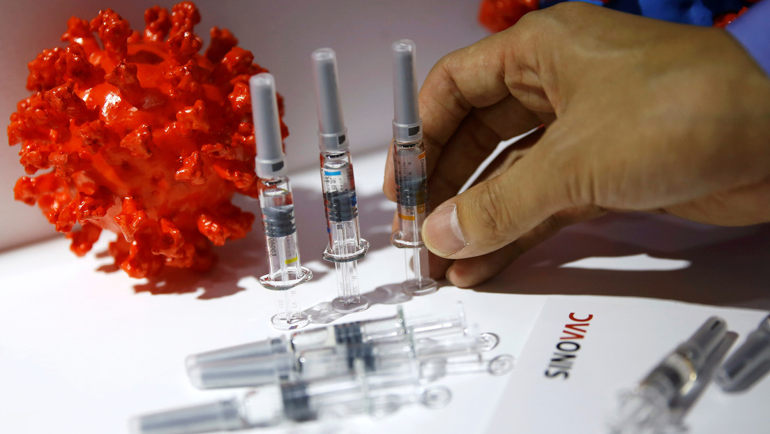 Predicen una escasez de vacunas contra el coronavirus a nivel global hasta fines de 2024