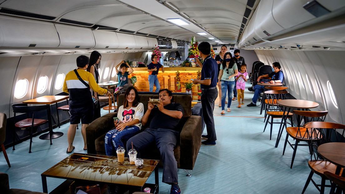 Aviones reconvertidos en cafeterías son tendencia en Tailandia entre quienes echan de menos volar