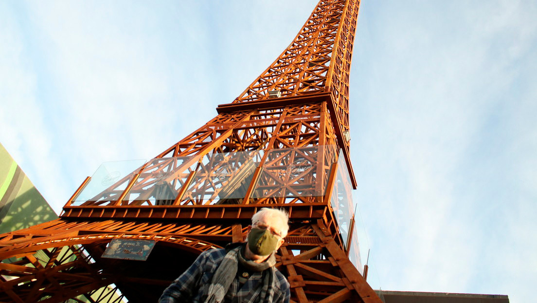 Construyó réplicas en su ciudad de la Torre Eiffel, el Arco del Triunfo y ahora va por el Coliseo: el artista argentino que desafía lo imposible