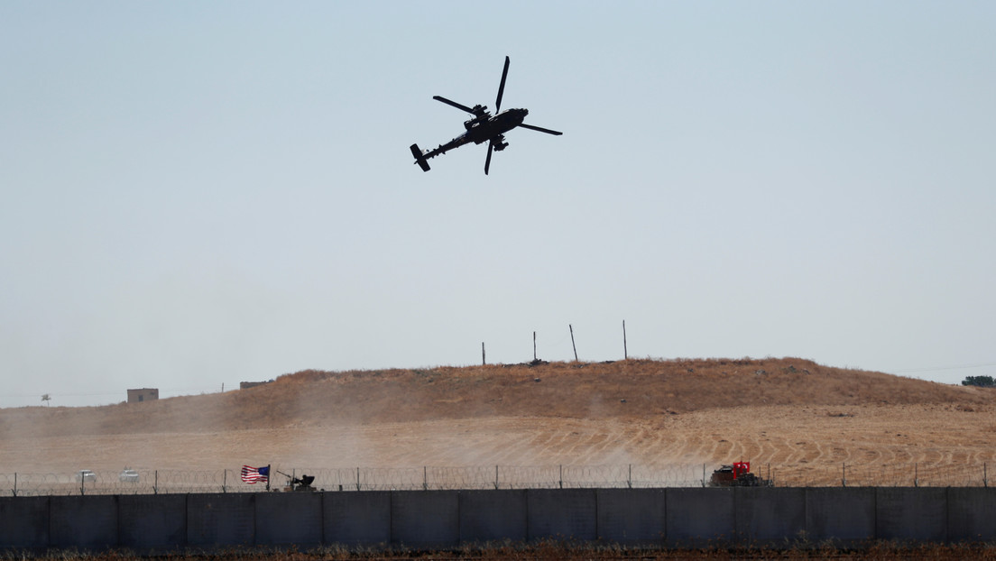 Un helicóptero militar de EE.UU. realiza un aterrizaje de emergencia en el norte de Siria