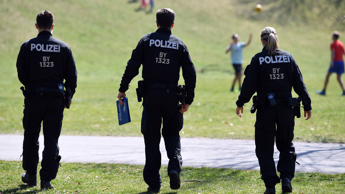 Suspenden a 29 policías alemanes acusados de compartir imágenes nazis en un grupo de WhatsApp