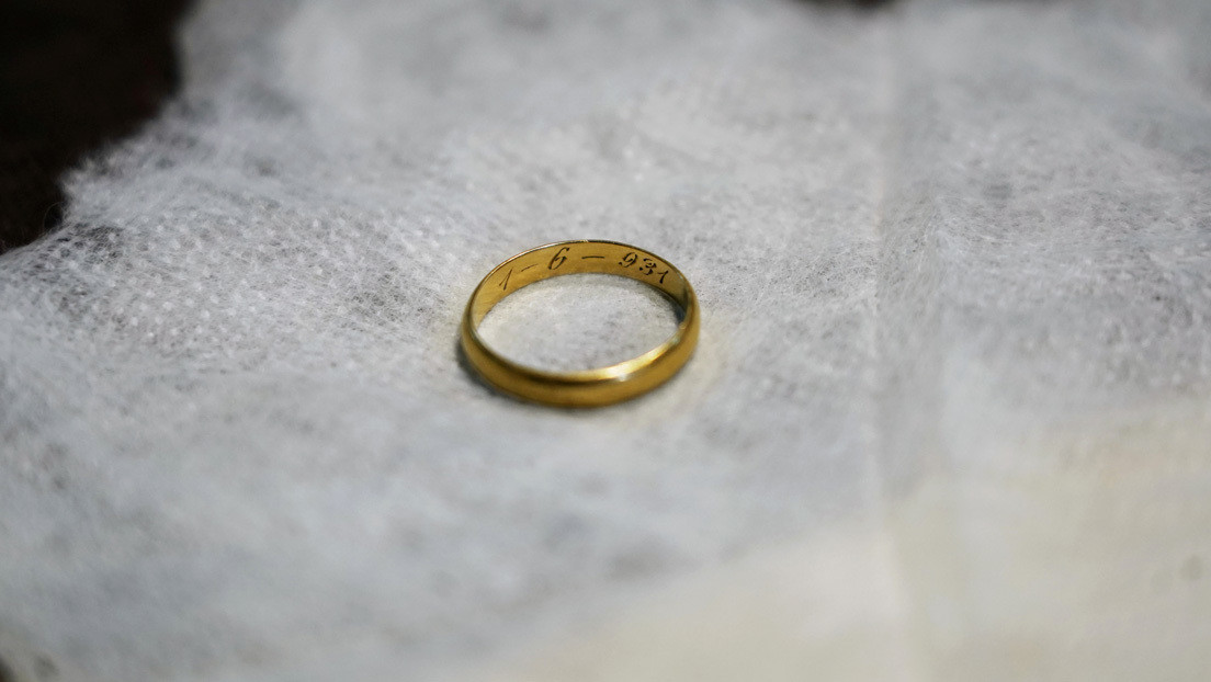Un anillo de boda hallado en una fosa común de la Guerra Civil española cierra una herida familiar tras más de 80 años