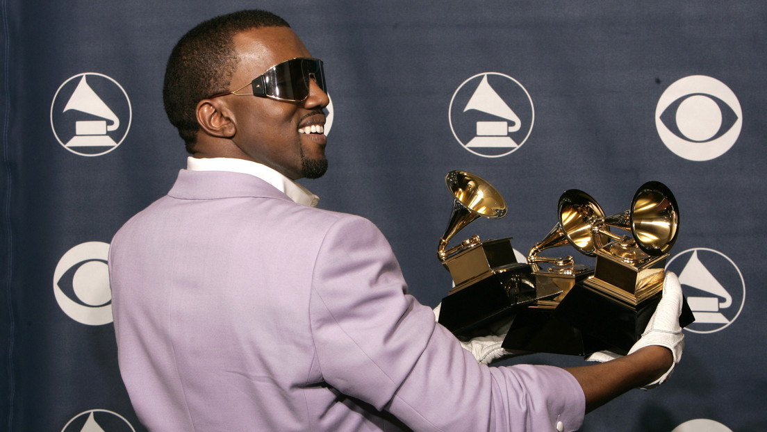 Kanye West publica un video orinando sobre uno de sus premios Grammy