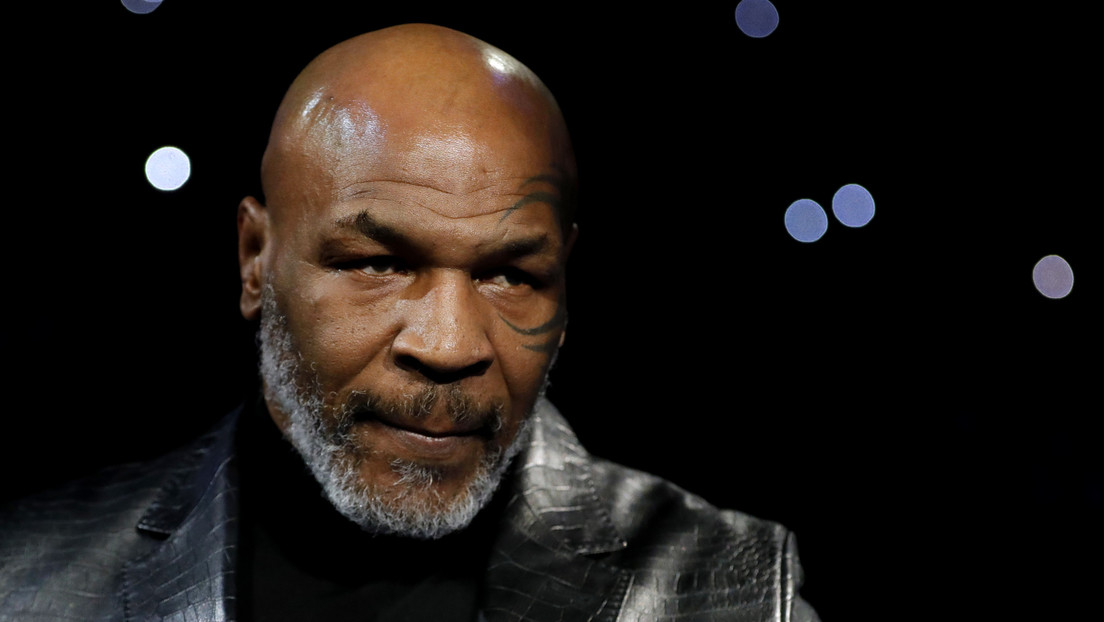 Mike Tyson entrena tan duro que por poco noquea a su preparador (VIDEO)