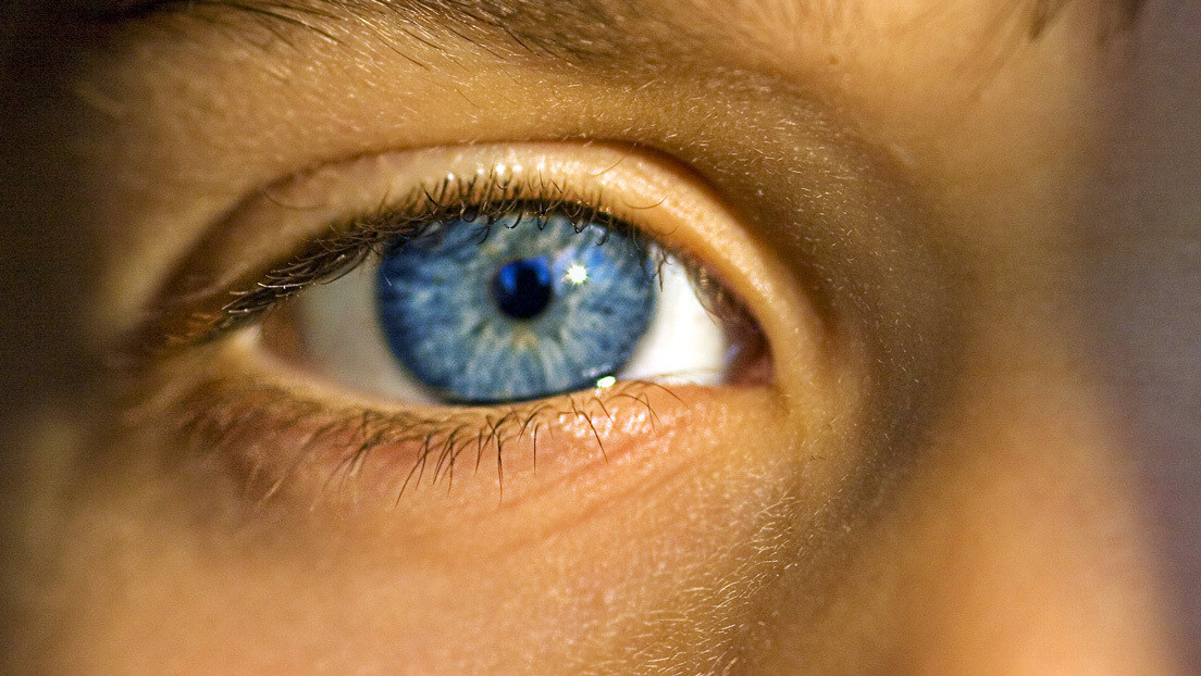 Un adolescente pierde parte de la retina tras mirar durante varios segundos un puntero láser