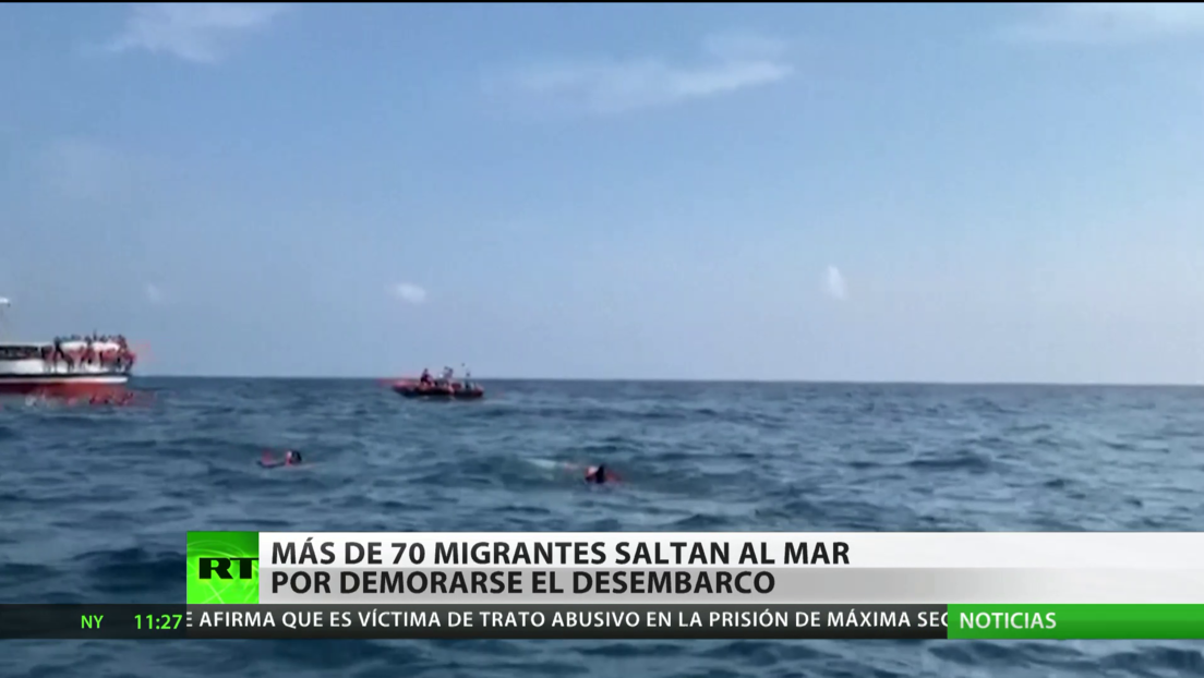 Más de 70 migrantes rescatados por una ONG se lanzan al mar cerca de Sicilia ante la imposibilidad de desembarcar