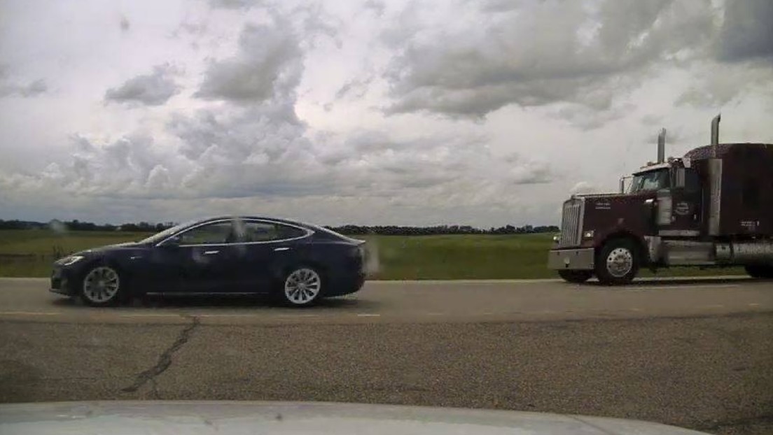 El conductor de un de Tesla con piloto automático se queda dormido a 140 km/h