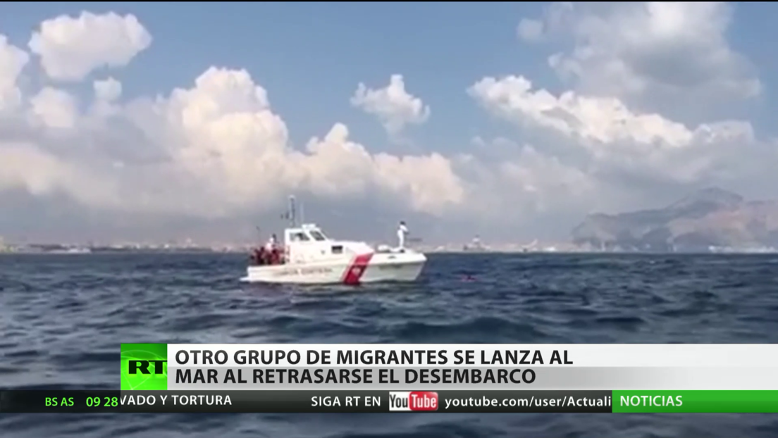 Un nuevo grupo de inmigrantes se lanza al mar frente a las costas italianas tras retrasarse el permiso para desembarcar